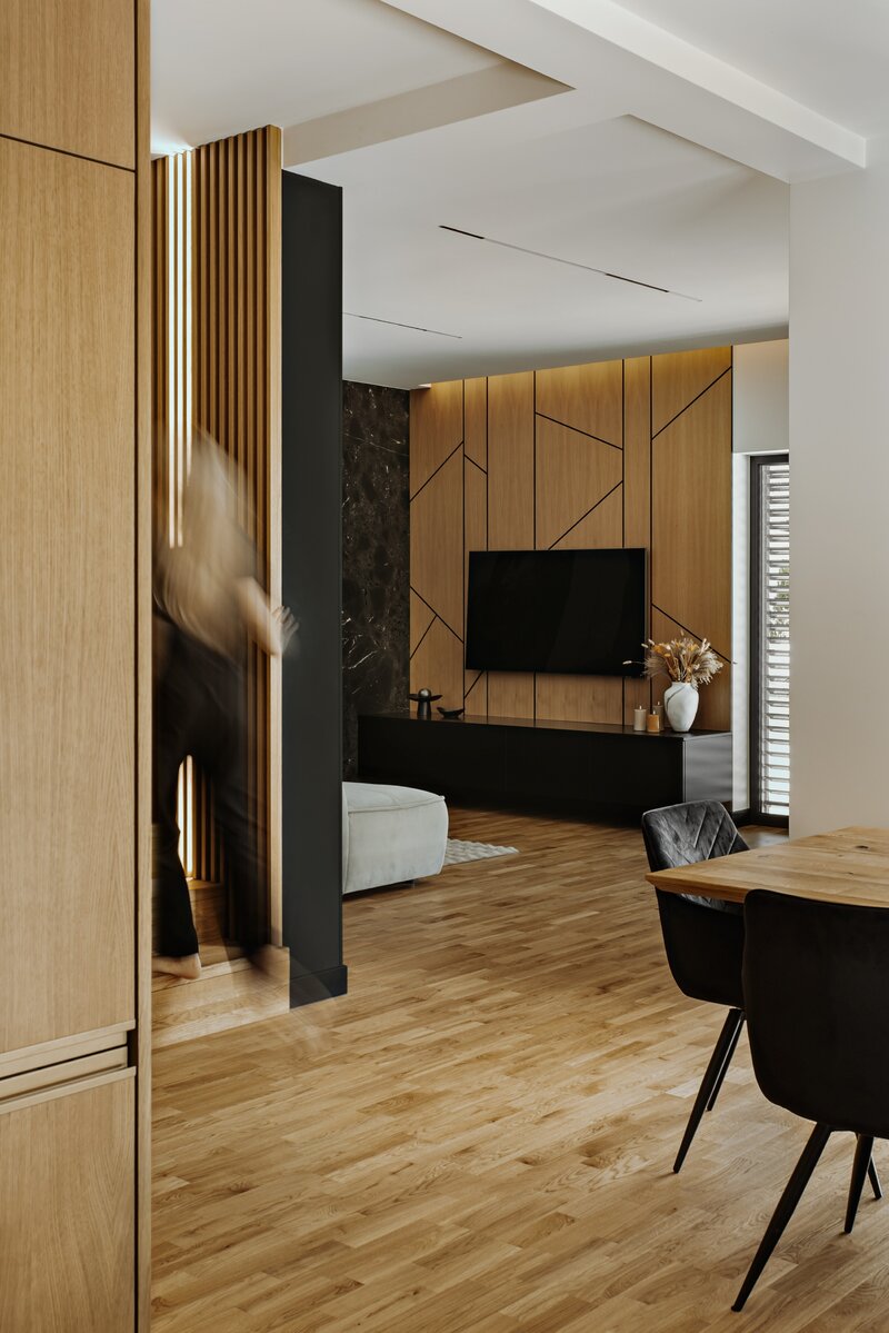 Nowoczesny dom w&nbsp;Katowicach projektu AVO Architekci &ndash; otwarta przestrzeń, kamień, drewno i&nbsp;czarne akcenty budują sp&oacute;jną całość