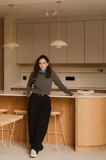 Dom na skraju lasu w Oławie zaprojektowany przez pracownię Habitat. Naturalne materiały, jasne drewno, mikrocement i światło dzienne tworzą spokojne, nowoczesne wnętrze będące przedłużeniem otaczającej przyrody 