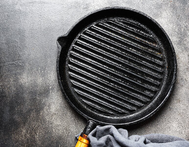 Miniatura: Nie szoruj przypalonej patelni – zawiń ją...