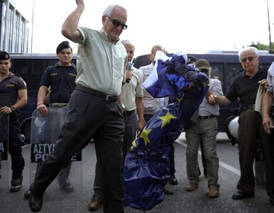 Miniatura: Grecja: emeryci palą unijne flagi - nie...