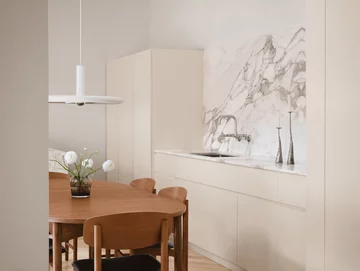 Aranżacja kuchni z marmurową ścianą nad blatem, projekt Vives St-Laurent v2com, Vives St-Laurent, marmur na ścianie