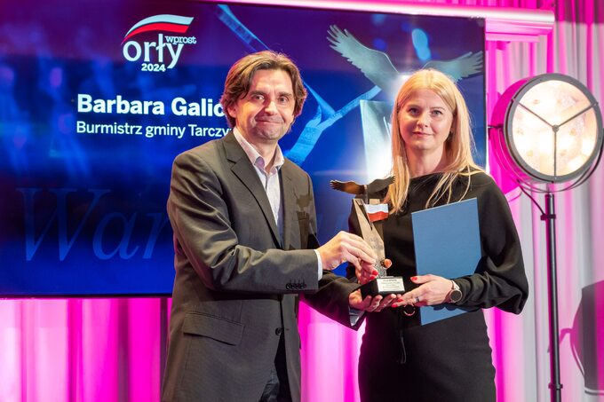 Małgorzata Nowaczyńska (z prawej) oraz wręczający nagrodę Rafał Mandes, dyrektor ds. rozwoju produktów mediowych w PMPG