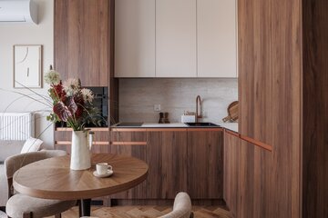Ciepła kolorystyka, zabudowy na&nbsp;wymiar i&nbsp;inspiracje stylem mid-century modern tworzą wnętrze, kt&oacute;re łączy ponadczasową estetykę z&nbsp;codzienną funkcjonalnością