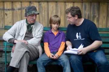 Franciszek Pieczka, Maciej Musiał i Marek Stacharski na planie serialu „Hotel pod żyrafą i nosorożcem” 