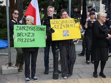 Przeciwnicy Karola Nawrockiego z transparentami w Warszawie 