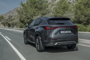 Nowy Lexus NX 450h+ 