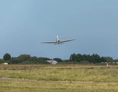 Miniatura: Bielawa. Awionetka runęła na pole, pilot...