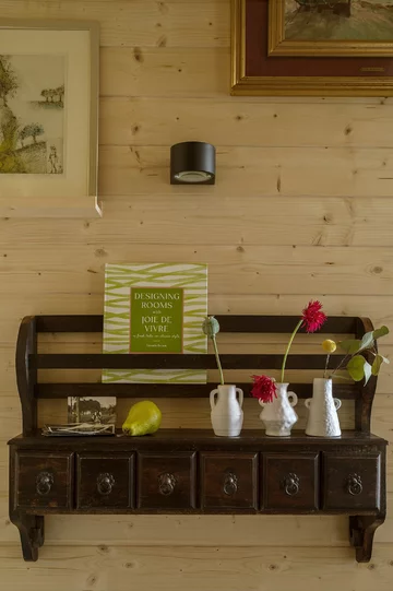 Współczesny dom na Kaszubach zaprojektowany przez Patrycję Majewicz – naturalne materiały, drewno i lokalne inspiracje tworzą spokojne, funkcjonalne wnętrze zakorzenione w krajobrazie 