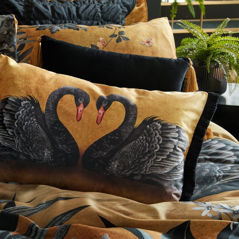 Dekoracyjne poduszki z luksusowych materiałów, często haftowane i  ozdobione frędzlami to jeden ze znaków rozpoznawczych stylu „Dark Feminine”