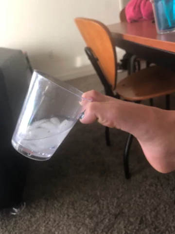 "Jaki jest najgorszy sposób trzymania napoju" 