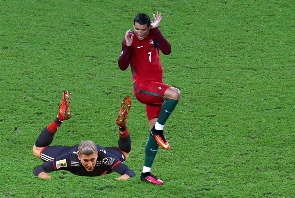 Mem z Robertem Lewandowskim na brzuchu 