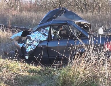Miniatura: Samochód wjechał pod szynobus. Zginął...