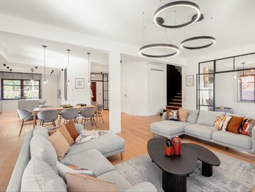 Jasny i&nbsp;przestronny dom jednorodzinny zaprojektowany przez Jasicka & Śnieżek Interior Design. Uwagę przyciągają tapicerowane krzesła marki Iker, z&nbsp;bestsellerowej kolekcji Cheri