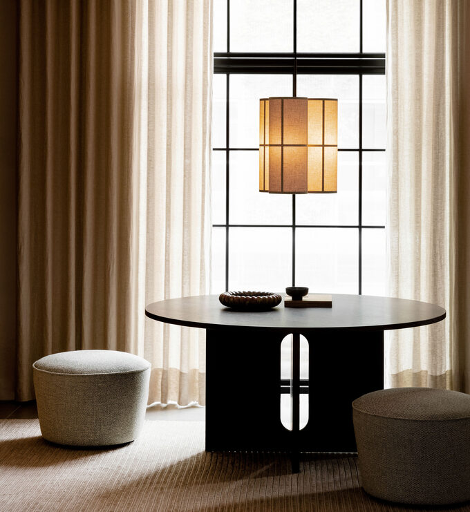 Drewniany stół do jadalni oświetlony lampą Hashira, projekt Norm Architects