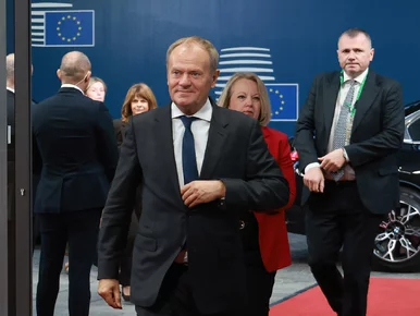 Miniatura: Tusk wyszedł na chwilę z sali obrad....