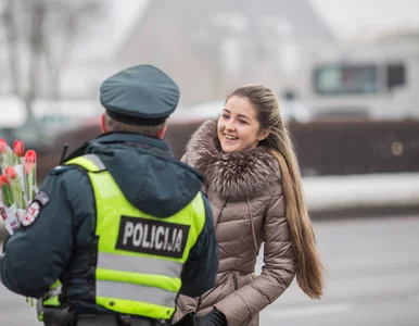 Miniatura: Zamiast mandatów rozdawali kwiaty....