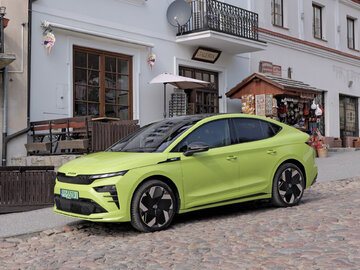 &Scaron;koda Enyaq Coupe RS w&nbsp;kolorze Mamba Green na&nbsp;brukowanej uliczce Kazimierza Dolnego &ndash; między galerią sztuki a&nbsp;lokalnymi sklepami, w&nbsp;samym sercu miasteczka