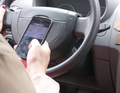 Miniatura: Rozmowa przez telefon i jazda samochodem...