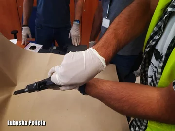 38-letni sprawca wybił dziurę w ścianie 