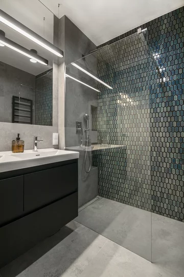 Dom z kobaltową sofą 