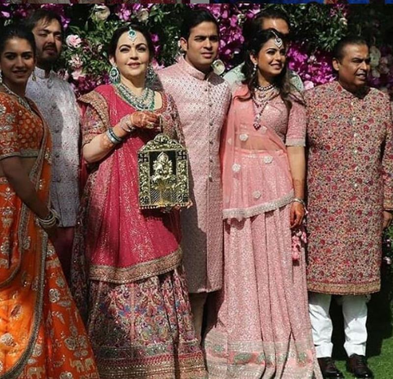 Akash Ambani i Shloka Mehta z rodzinami 