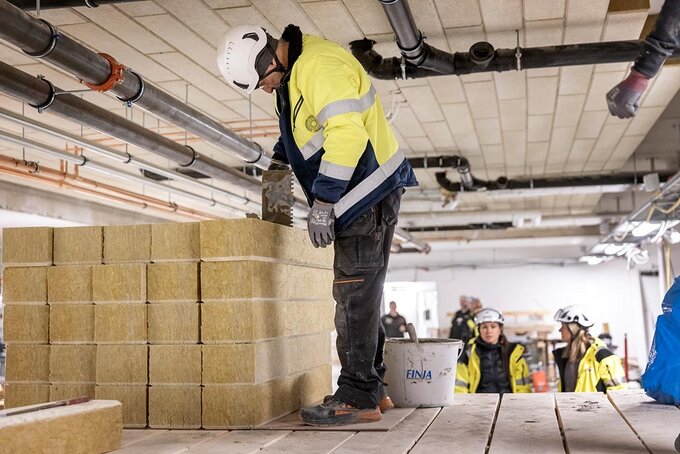 Montaż izolacji stropu