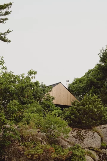 Każdy detal tego domu – od kamiennej wyspy po ręcznie wykonane balustrady – nawiązuje do krajobrazu skalistej wyspy w zatoce Georgian Bay, zacierając granicę między architekturą a naturą 