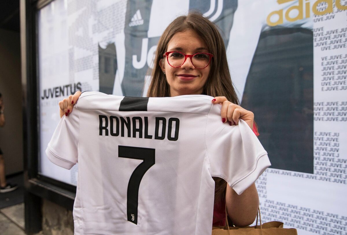 Fanka Ronaldo z koszulką piłkarza 