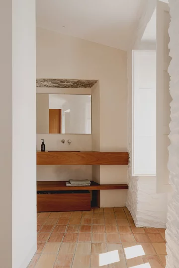 Remont domu rybaka w Hiszpanii, projekt Bea Portabella + Jordi Pagès 