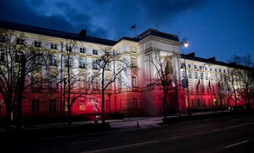 Kancelaria Premiera w barwach narodowych 