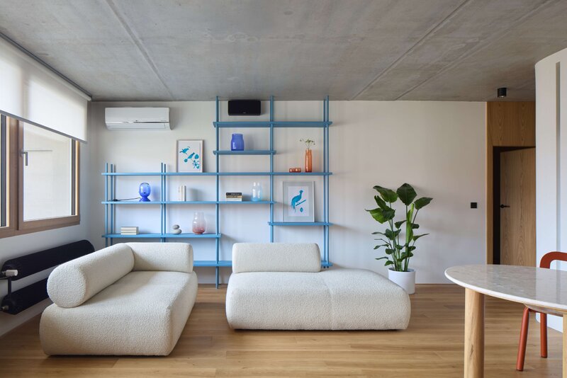 Mieszkanie z niebieską kuchnią, projekt Iva Hajkova Studio