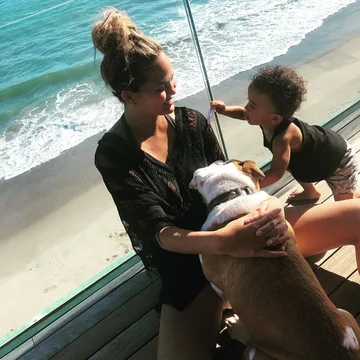 Chrissy Teigen z rodziną 
