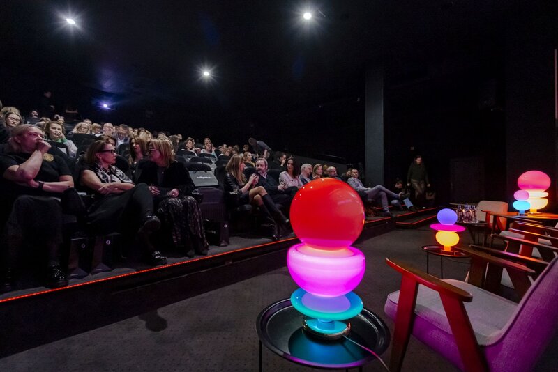 Projekcja filmu &bdquo;Jeff Koons &ndash; portret intymny&rdquo; w&nbsp;warszawskiej Kinoteka podczas spotkania z&nbsp;cyklu Kino i&nbsp;Architektura, wzbogaconego o&nbsp;dyskusję ekspercką oraz&nbsp;prezentację świetlnych rzeźb Michała Korchowca