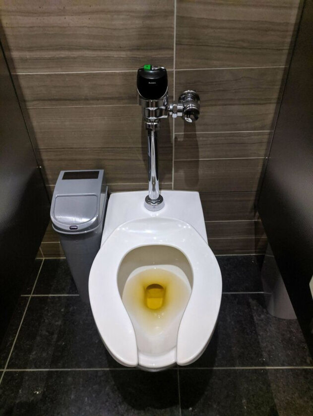 Żółte płyny czyszczące do toalet? Genialne! 