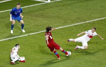 W tym momencie wszystko się skończyło - Jiracek strzela bramkę na 0:1 (fot. EPA/ARMANDO BABANI/PAP)