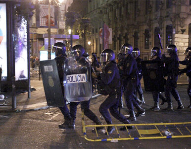Miniatura: Madryt: pałkami i bronią policja...