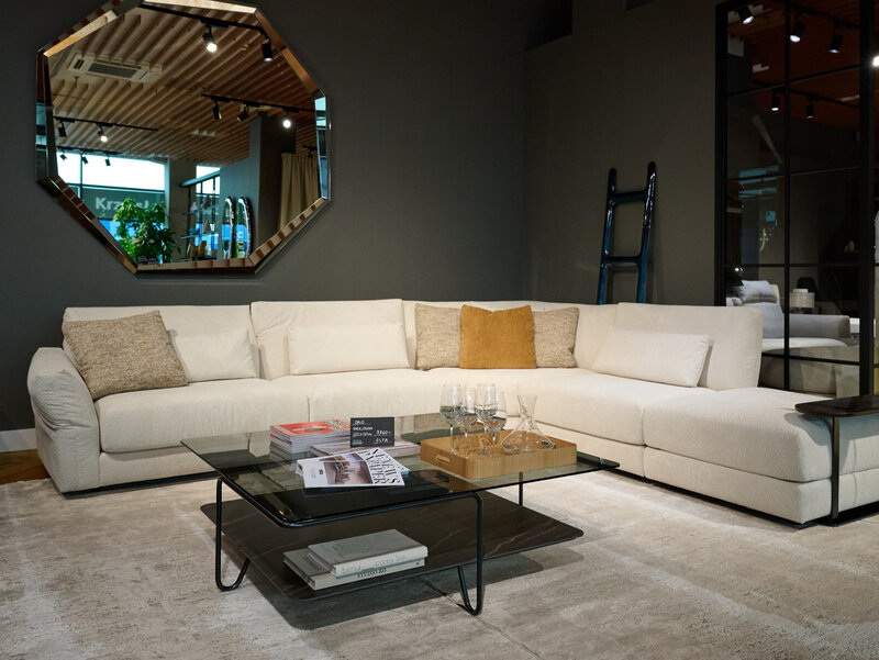 Sofa LUIS &ndash; nisko osadzona, dająca poczucie stabilności z&nbsp;regulowanymi podłokietnikami. Pozwalają one zmienić jej charakter z&nbsp;klasycznego na&nbsp; swobodny. Komfort zbudowano tu bez użycia pierza, a&nbsp;dzięki konstrukcji i&nbsp;warstwowym wypełnieniu