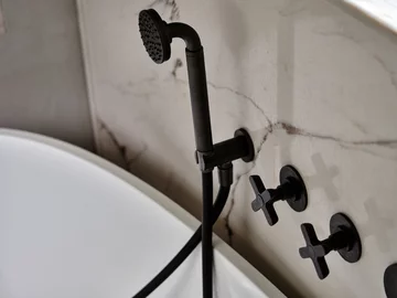 Apartament na Mokotowie zaprojektowany przez Agatę Kasprzyk-Olszewską z Loft Factory łączy codzienną funkcjonalność z francuską elegancją 