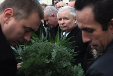 Jarosław Kaczyński - jak co miesiąc 10 października - wziął udział w obchodach miesięcznicy katastrofy smoleńskiej (fot. PAP/Radek Pietruszka)