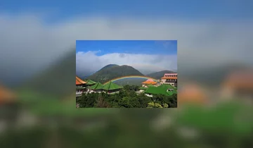 Tęcza nad budynkami kampusu uniwersyteckiego w Tajpej 