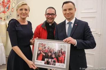 Para Prezydencka przekazała na ręce wolontariuszy i przedstawicieli Stowarzyszenia WIOSNA paczkę dla wybranej rodziny 