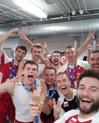 Miniatura: Tak polscy siatkarze cieszyli się w szatni...