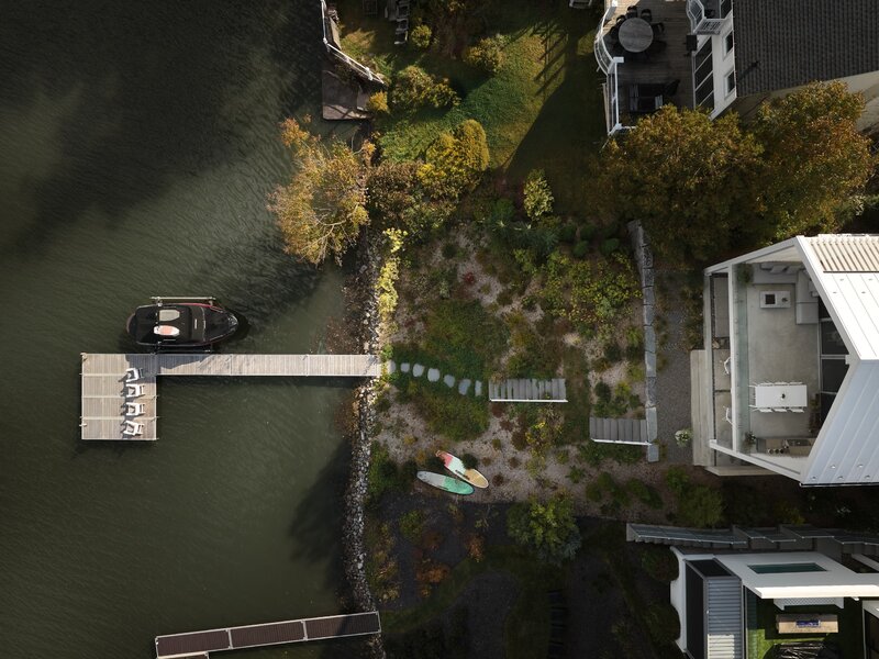 Komfortowy dom nad brzegiem jeziora, projekt MUUK Architecture