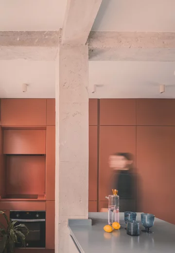 Metamorfoza mieszkania w bloku z lat 60. autorstwa OOIIO Architecture 