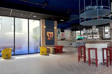 Wnętrza hotelu Meininger Barcelona zaprojektowane przez polską pracownię Tremend