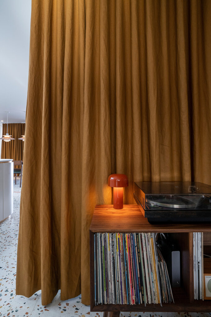 Wnętrza inspirowane stylem mid century modern, projekt Dupont Blouin