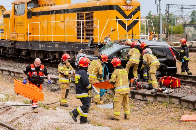 Zderzenie lokomotywy z SUV-em – symulacja akcji ratowniczej