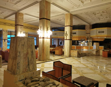 Tunezyjski „hotel widmo” na zdjęciach. Tak wyglądają pomieszczenia,...