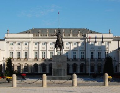 Miniatura: Warszawiacy nie chcą pomnika przed pałacem