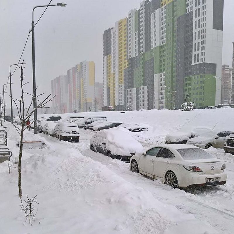 Mieszkańcy Moskwy walczą z rekordowymi opadami śniegu 